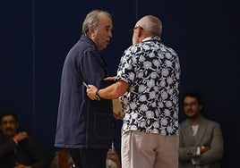 El cantante español Joan Manuel Serrat, junto al escritor mexicano Benito Taibo, en el polémico momento de su charla en la Feria Internacional del Libro (Fil) de Guadalajara,
