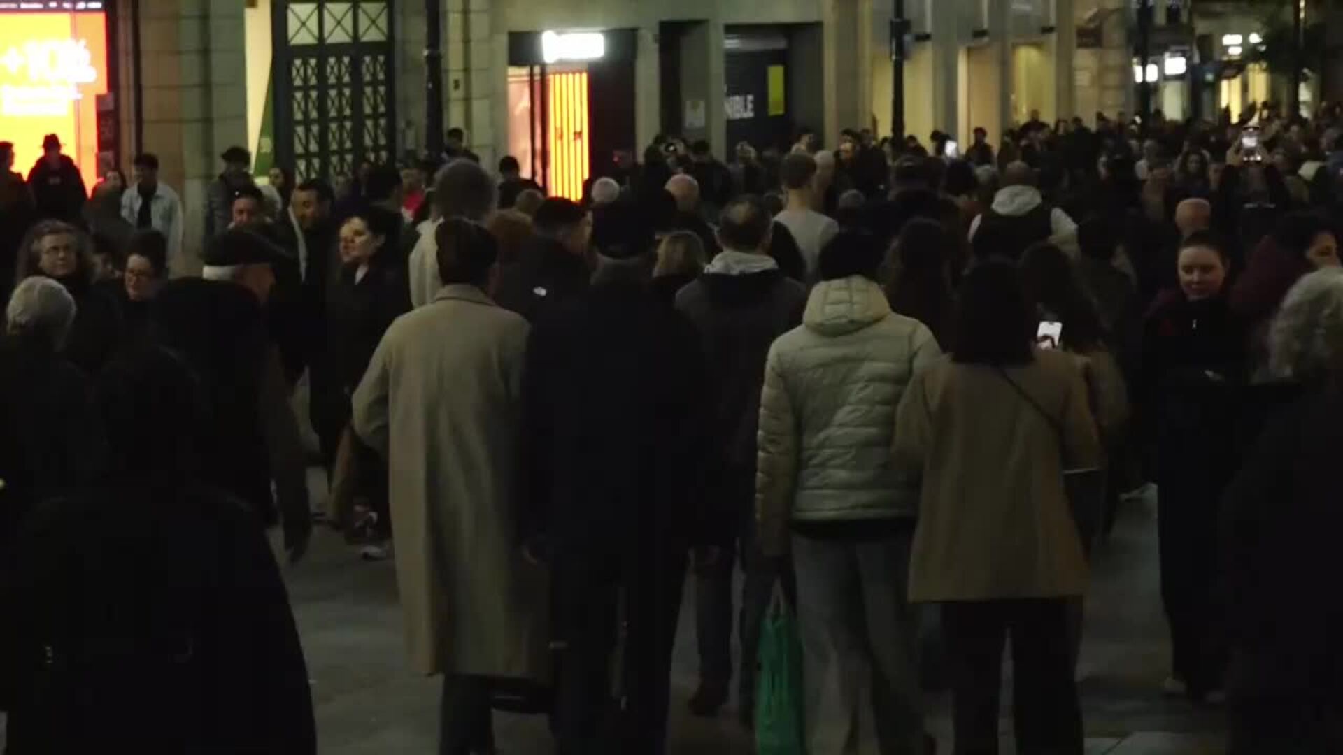 Locales y turistas llenan las calles del centro Barcelona en un domingo prenavideño con las tiendas abiertas