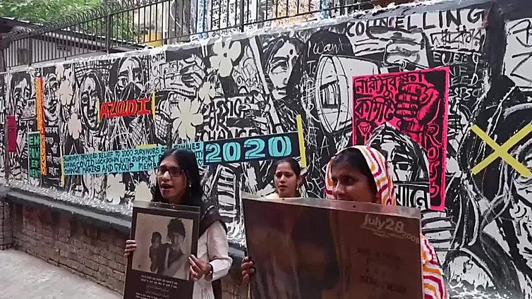 Supervivientes de violencia crean un mural en Calcuta para exigir el fin de los abusos contra las mujeres