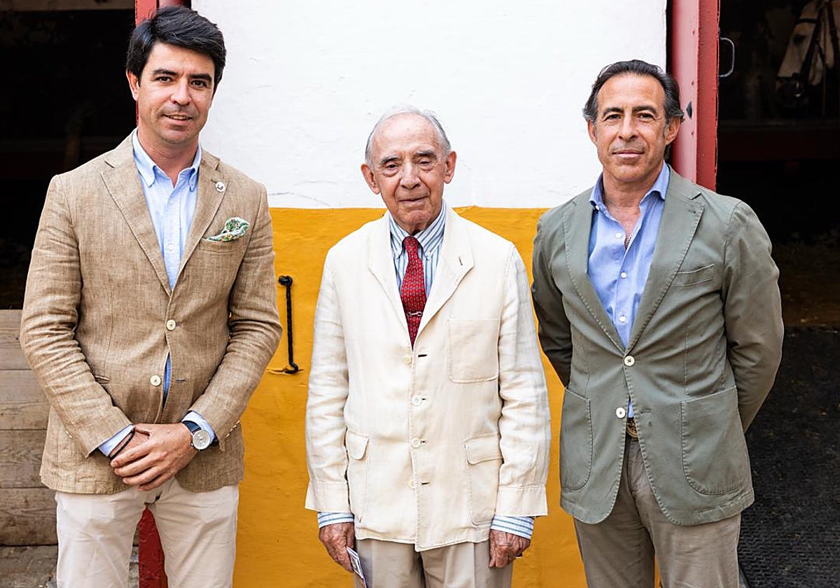 Antonio Román Villegas Peña, Antonio Peña Cruz y Enrique Peña Casellas en el Patio de Caballos del coso del Baratillo