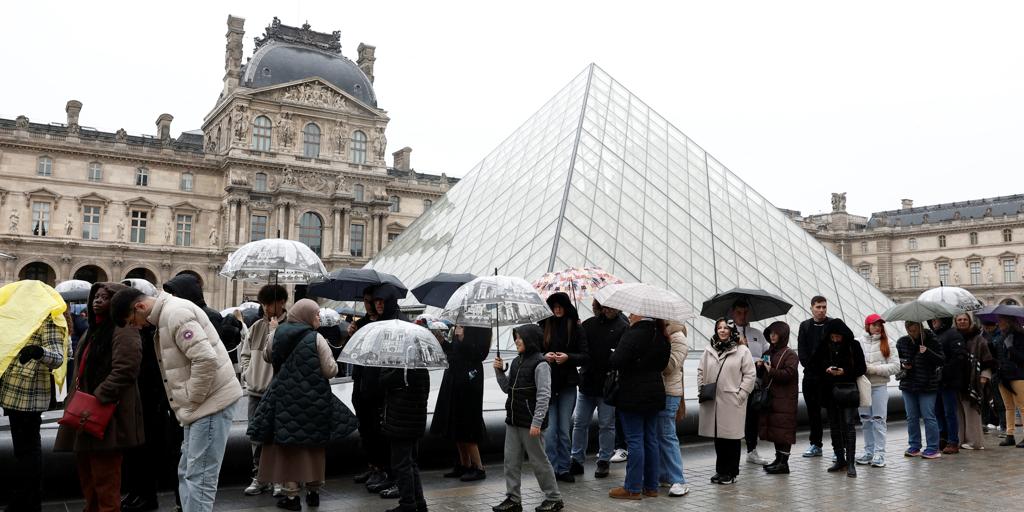 Louvre müzesi sendikaları, güvenlik sorunları ve antikalar odasındaki sızıntılar nedeniyle grev çağrısında bulundu