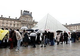 Sindicatos del museo del Louvre convocan una huelga tras los fallos de seguridad y las goteras en la sala de antigüedades