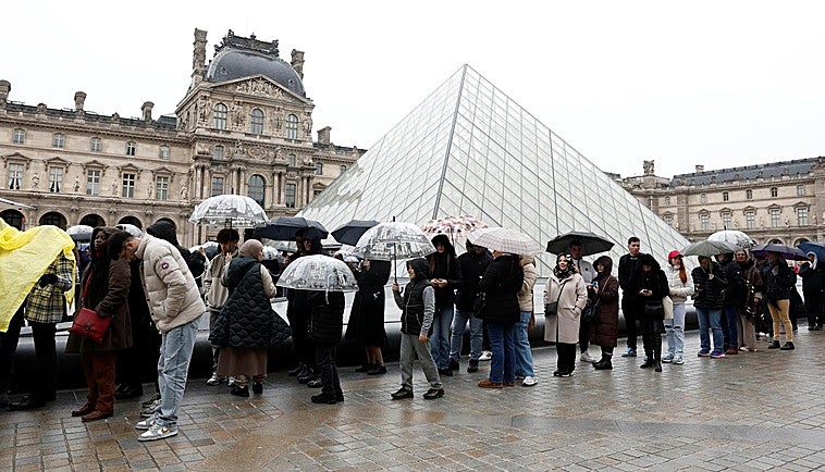 Sindicatos del museo del Louvre convocan una huelga tras los fallos de seguridad y las goteras en la sala de antigüedades