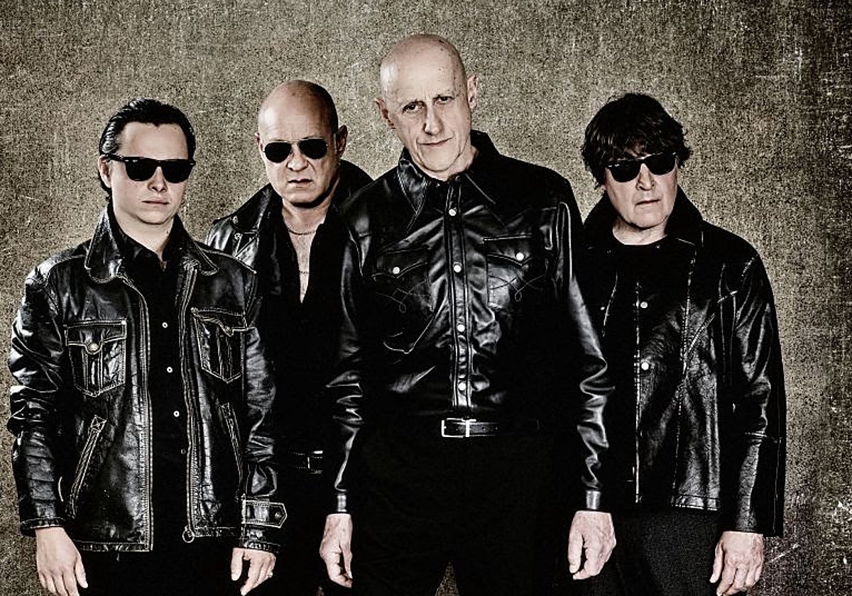 Jorge Ilegal (segundo por la derecha) junto a su banda