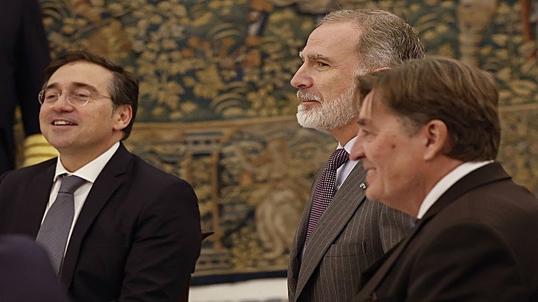 García Montero dinamita el Patronato del Cervantes con sus críticas a la RAE