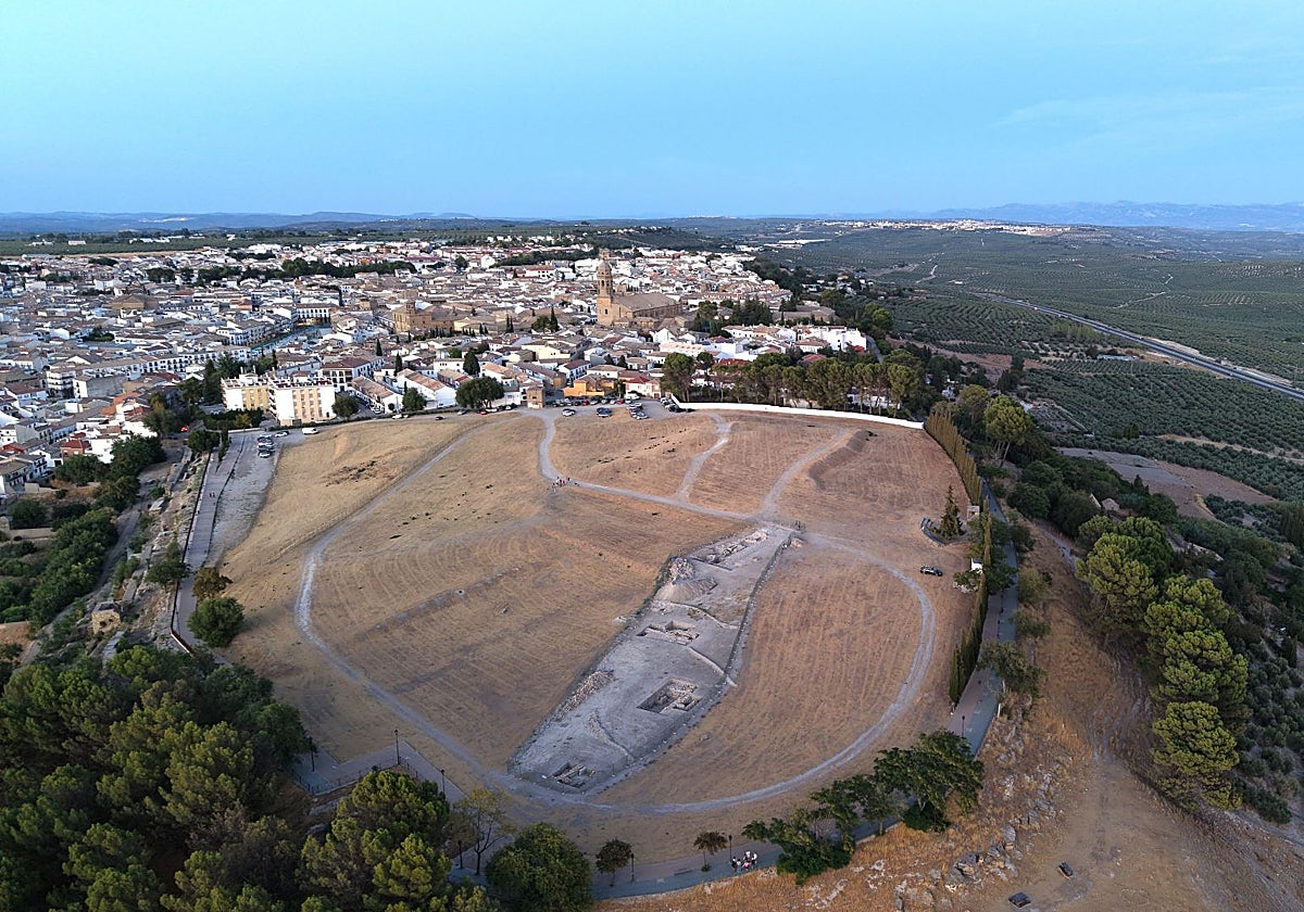 Vista aérea de las excavaciones en el Cerro del Alcázar junto a Baeza