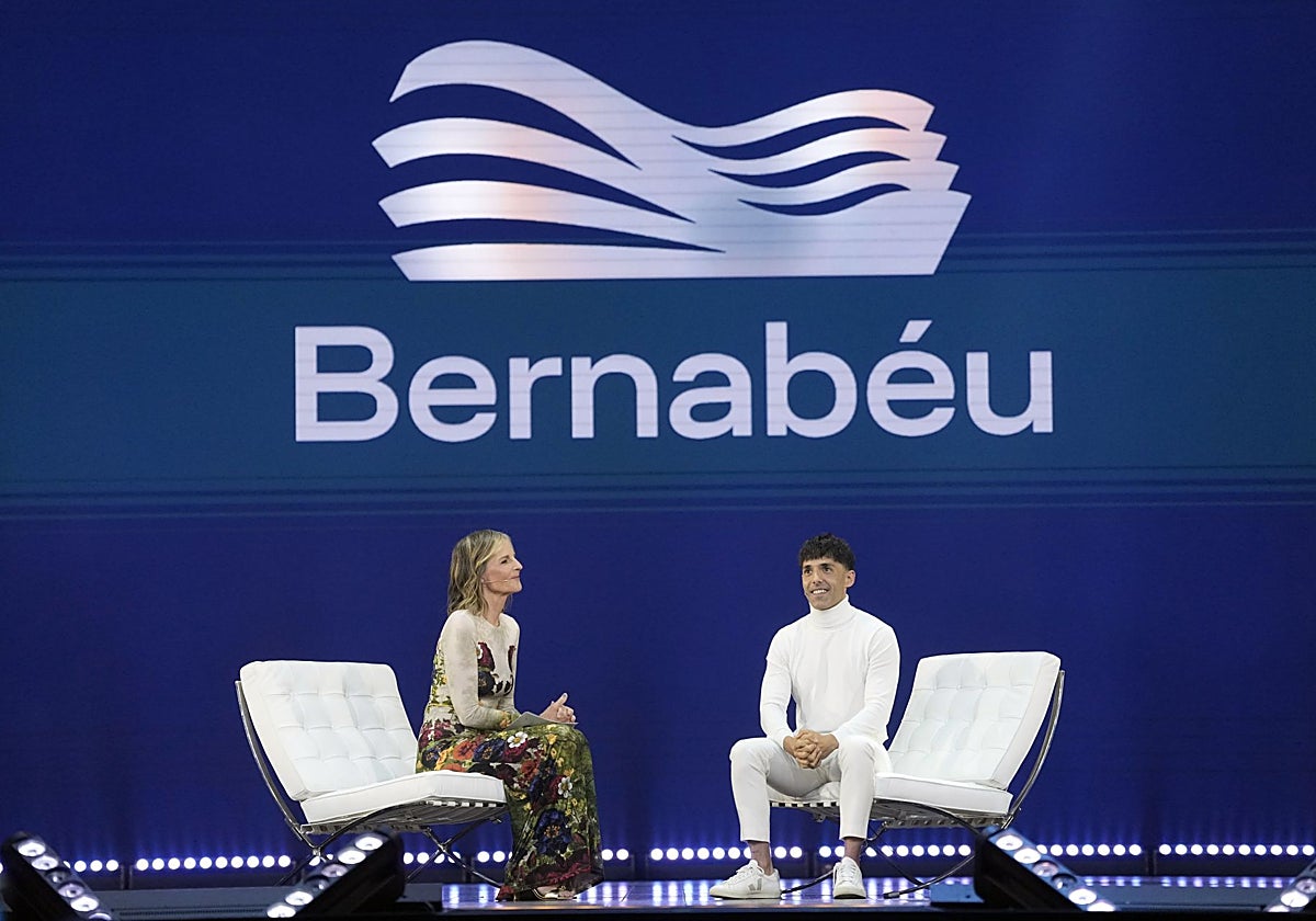 Helen Hunt, junto a Antonio Díaz, el Mago Pop, en el escenario del Teatro Victoria