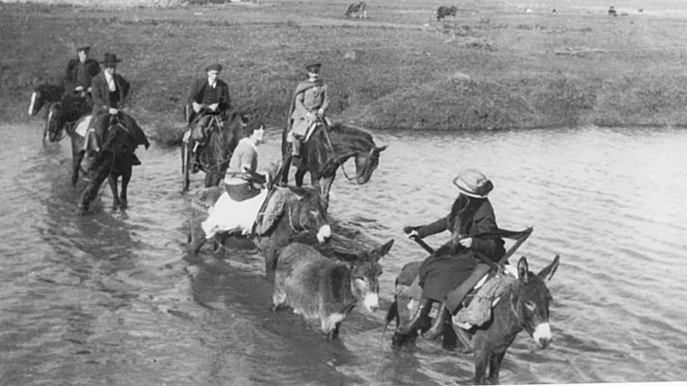 Joaquín Núñez Manso y su mujer, Margot del Cuvillo, acompañados de sus cuñados, los marqueses de San Gil, camino del cortijo de Acicar