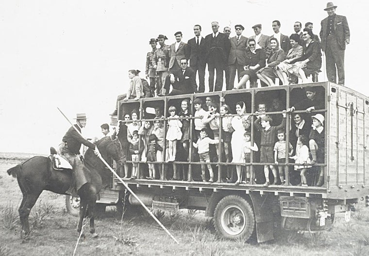 El camión adaptado para que los invitados a la comunión del hijo de Antonio Pérez-Tabernero vean la faena de acoso
