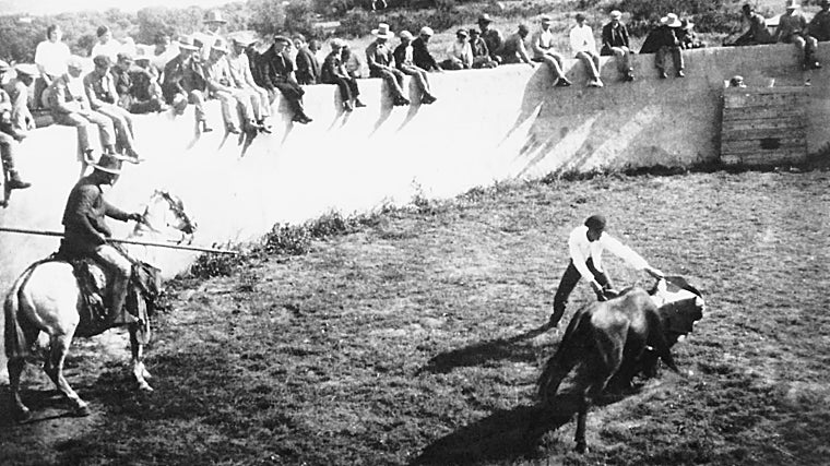 Tentadero en El Roque, a principios de los años veinte, con el caballo sin peto y maetilas