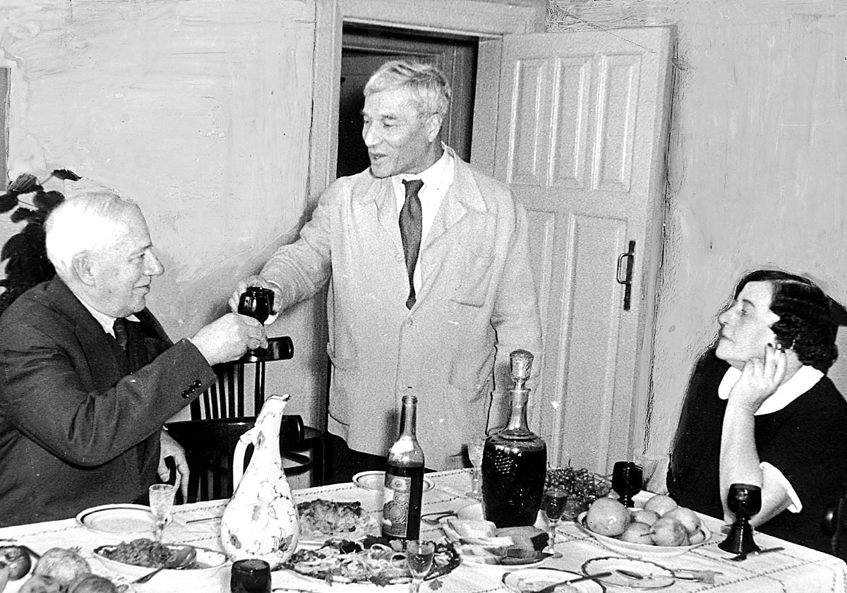 Boris Pasternak brindó tras la obtención del premio Nobel en 1958 junto a su esposa Zinaida y su amigo, el escritor de cuentos infantiles Kamey Chuvasky