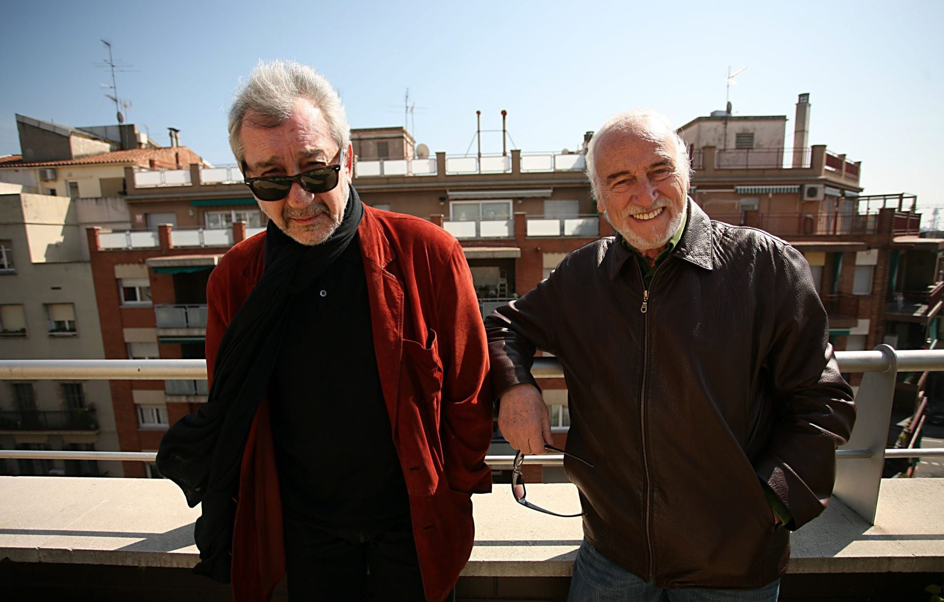 Imagen secundaria 1 - Arriba, Héctor Alterio con Lola Herrera en la obra 'El estanque dorado'. Debajo, con José Sacristán, en 2010, y levantando el Goya de Honor, que recibió en 2004