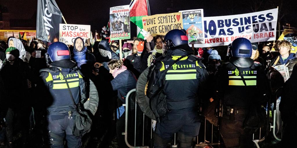 Amsterdam'da İsrailli bir şarkıcının konserini protesto eden yirmiden fazla kişi tutuklandı