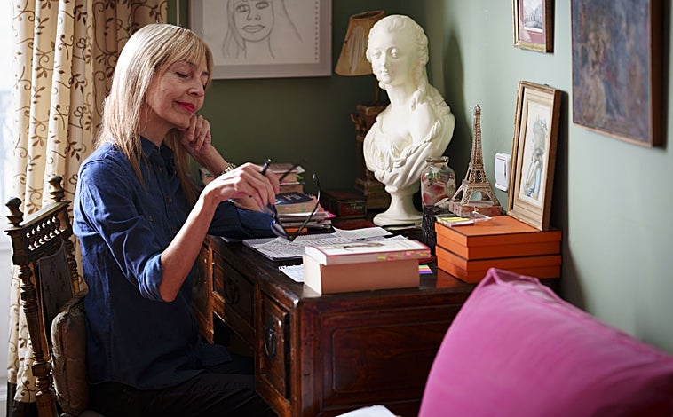 A imagem principal encontra-se no topo, atrás de uma secretária do século XVIII. Canto inferior esquerdo: Na sala principal de sua casa. Embaixo à direita: Cristina Llanos se apresentando em Dover em 2005. 