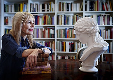 Imagem secundária 1 - acima, em uma escrivaninha do século XVIII. Canto inferior esquerdo: Na sala principal de sua casa. Embaixo à direita: Cristina Llanos se apresentando em Dover em 2005. 