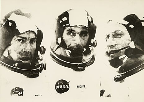 Imagem secundária 1. Fotografia da Terra vista da Lua tirada a bordo da Apollo VIII, dos astronautas Frank Borman, James Lovell e William Anders e seu jantar de Natal em 1968.