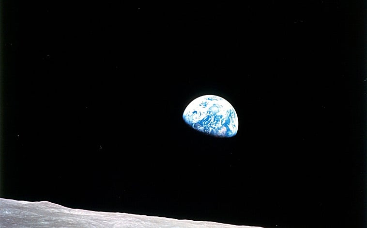 A imagem principal é uma fotografia da Terra vista da Lua tirada a bordo da Apollo VIII, dos astronautas Frank Borman, James Lovell e William Anders e seu jantar de Natal, 1968.