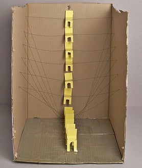 Imagen secundaria 2 - En las imágenes, de arriba abajo, 'Pi' (2009-2010). Detalle de la instalación homónima; maqueta de 'Recorrer un cuadro de todas las formas posibles' (1984); y maqueta de 'Instalación con sillas' (1973)