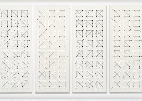 Imagen secundaria 1 - En las imágenes, de arriba abajo, 'Pi' (2009-2010). Detalle de la instalación homónima; maqueta de 'Recorrer un cuadro de todas las formas posibles' (1984); y maqueta de 'Instalación con sillas' (1973)