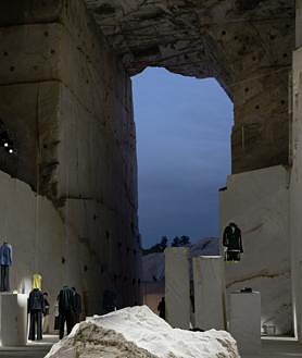 Imagen secundaria 2 - Detalle de la cantera, con algunos de los eventos celebrados allí, donde se ve cómo las personas son pequeñas figuras al lado de los colosales bloques de mármol