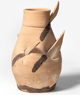 Imagem Secundária 2 – Nas imagens de cima para baixo, Prato Decorado com Cabeça de Cabra, Picasso; e duas peças de Barceló: “Sem título”, cerâmica de 2021, e “Ganivetades” (2009).