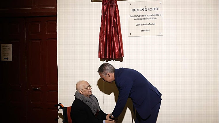 Moncholi descubre su placa en el Tendido 3