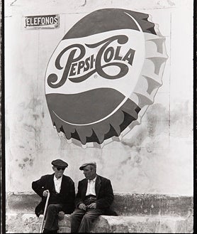 Imagen secundaria 2 - en las imágenes, 'Toreo de salón'; 'Turistas inglesas en la Costa Brava' y 'La Mancha (globalización', de la muestra en la RABASF