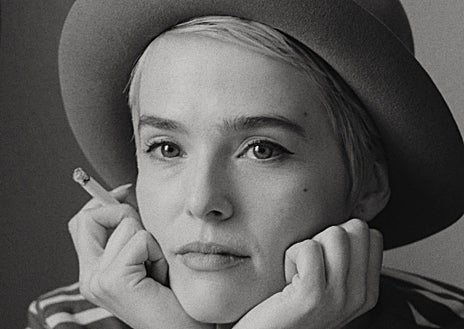 Imagen secundaria 1 - Tres momentos de la película de Richard Linklater que homenajea 'Al final de la escapada': arriba, en la reconstrucción del mítico paseo por los Campos Elíseos, abajo, un retrato corto de Zoey Deutch como la mítica Jean Seberg y, en último lugar, la propia Deutch con Aubry Dullin en la escena de la habitación de Belmondo con Seberg