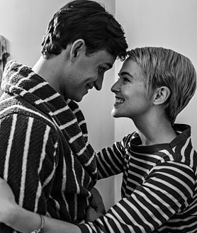 Imagen secundaria 2 - Tres momentos de la película de Richard Linklater que homenajea 'Al final de la escapada': arriba, en la reconstrucción del mítico paseo por los Campos Elíseos, abajo, un retrato corto de Zoey Deutch como la mítica Jean Seberg y, en último lugar, la propia Deutch con Aubry Dullin en la escena de la habitación de Belmondo con Seberg