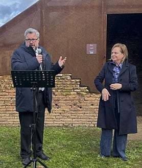 Imagen secundaria 2 - Imágenes del interior de la casa y del director del Parque Arqueológico del Coliseo, Simone Quilici, y la directora del Departamento para la Valorización del Patrimonio Cultural del Ministerio de Cultura italiano, Alfonsina Russo, durante la presentación