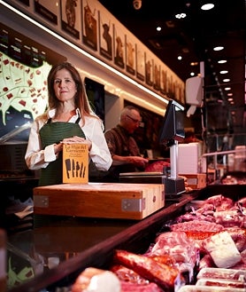 Imagem Secundária 2 – Jornalista e escritora Maria José Fuentealamo na sala de edição da Raza Nostra.