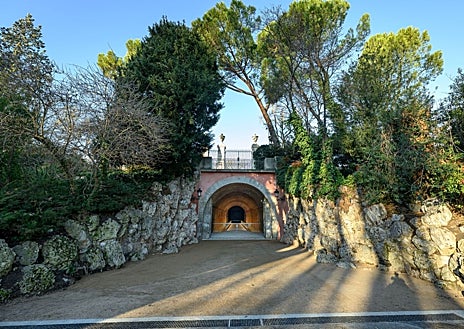 Imagen secundaria 1 - Entrada e interior del túnel de Villanueva, también conocido como túnel de Bonaparte
