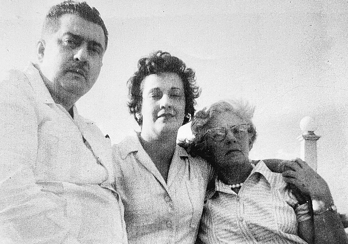 El escritor cubano José Lezama junto a sus hermanas Eloísa y Rosa en 1960