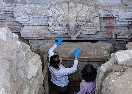 Imagem Secundária 1 – Entrada do túmulo e detalhes de sua decoração.