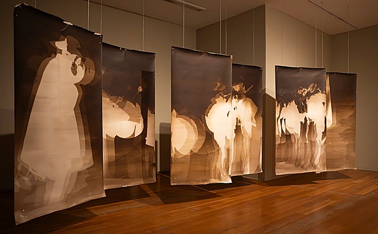 Imagen principal - En las imágenes, algunas de las obras de 'Intersticios', en el MARCO de Vigo, de Roberto Huarcaya