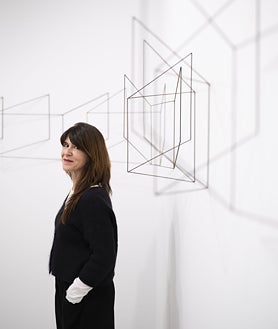 Imagen secundaria 2 - En las imágenes, de arriba abajo, Quico Peinado, presidente de Art Barceloa; detalle del espacio de Sabrina Amrani en Carabanchel; y retrato de Reyes Martínez, presidenta de la valenciana LaVAC