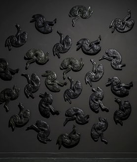 Imagem Secundária 2 - Imagens mostram detalhes de montagem desta citação de Ana Juan (em uma das fotos) no CentroCentro