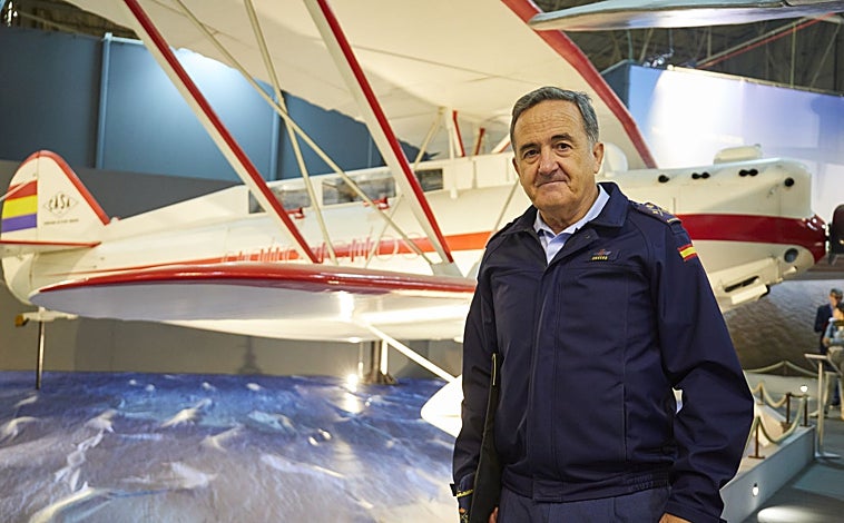 Imagen principal - Arriba: José Luis Figuero Aguilar, en el Museo del Aire de Madrid. Debajo, la salida de la Patrulla Elcano. A su derecha, exhibición en el Museo del Aire
