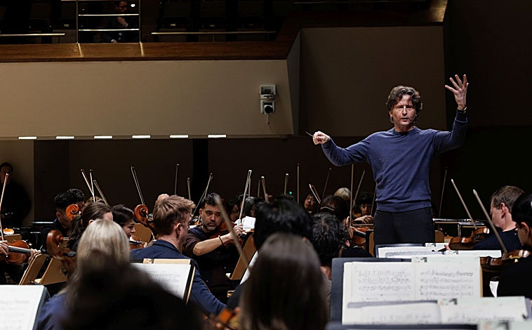 Imagen principal - Algunos instantes durante el ensayo de Gustavo Gimeno junto a la Toronto Symphony Orchestra