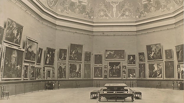 Imagen antes - A la izquierda, vista de la Sala de la Reina Isabel. J. Laurent y Cía, fotógrafo, y Juana Roig, editora. A la derecha, la Sala 12, presidida por 'Las Meninas', en la actualidad