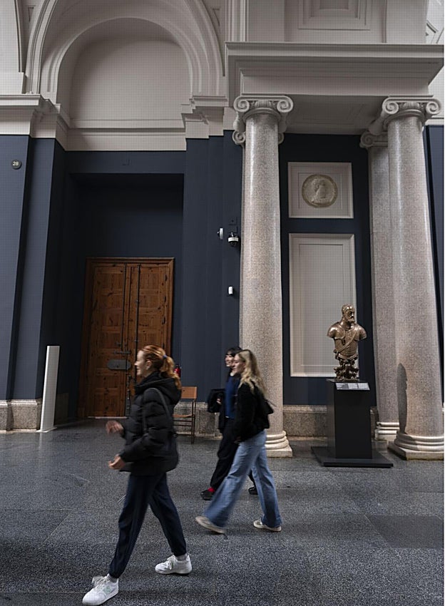Imagen después - A la izquierda, vista de la Galería Central del Prado con el acceso al establecimiento para la venta de fotografías. José Lacoste, fotógrafo, y Juana Roig, editora. Papel a la gelatina, 1901-9. A la derecha, el mismo espacio hoy