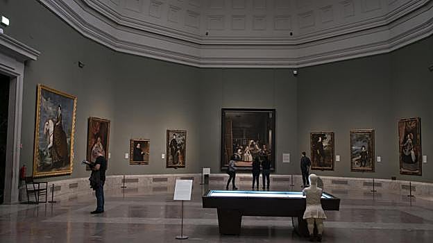 Sonraki resim - Solda, Kraliçe Elizabeth Odası'nın görünümü. J. Laurent y Cía, fotoğrafçı ve Juana Roig, editör. Sağda, 'Las Meninas'ın başkanlığını yaptığı Oda 12, şu anda