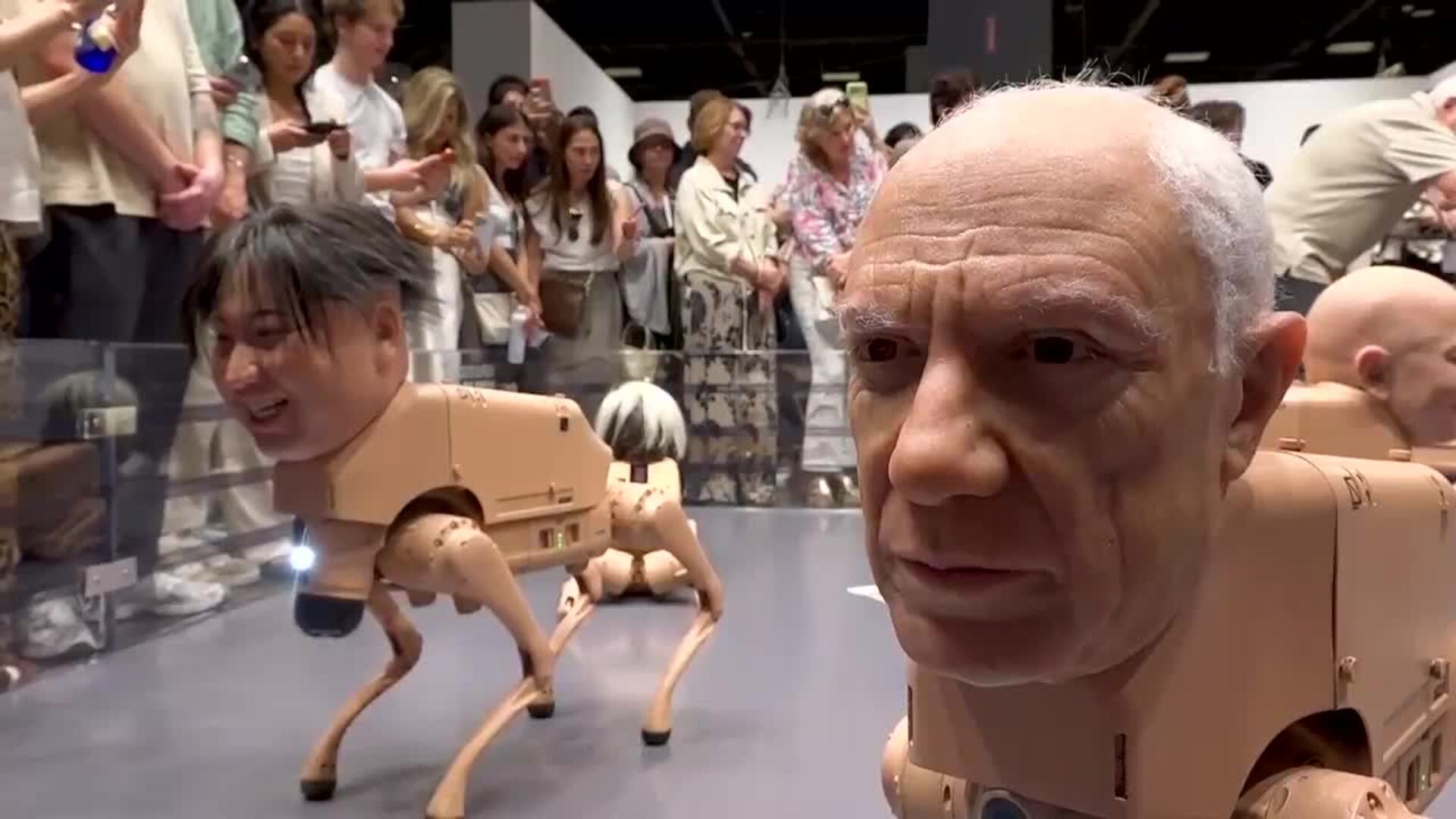 Perros robóticos con rostros de Musk, Bezos y Picasso se roban la atención en Art Basel