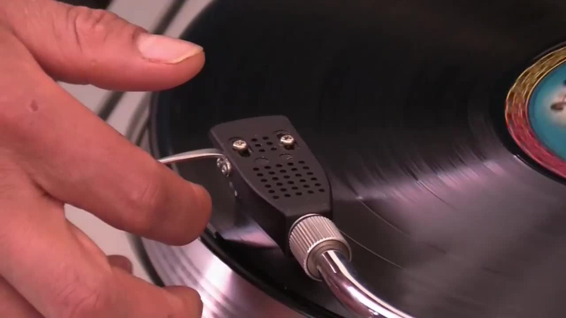 La pasión por los discos de vinilo reúne a distintas generaciones en una feria en Bolivia