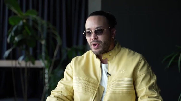 Prince Royce inyecta sabor caribeño a mitos como The Beatles y Elvis Presley en 'Eterno'