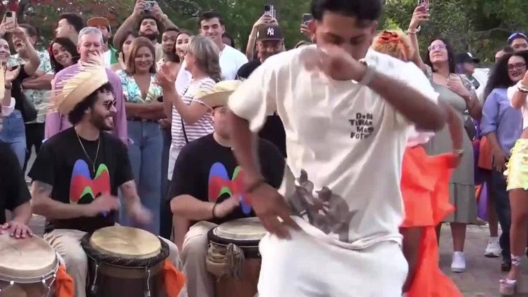 Fanáticos de Bad Bunny se engalanan con cultura de Puerto Rico en inicio de su residencia