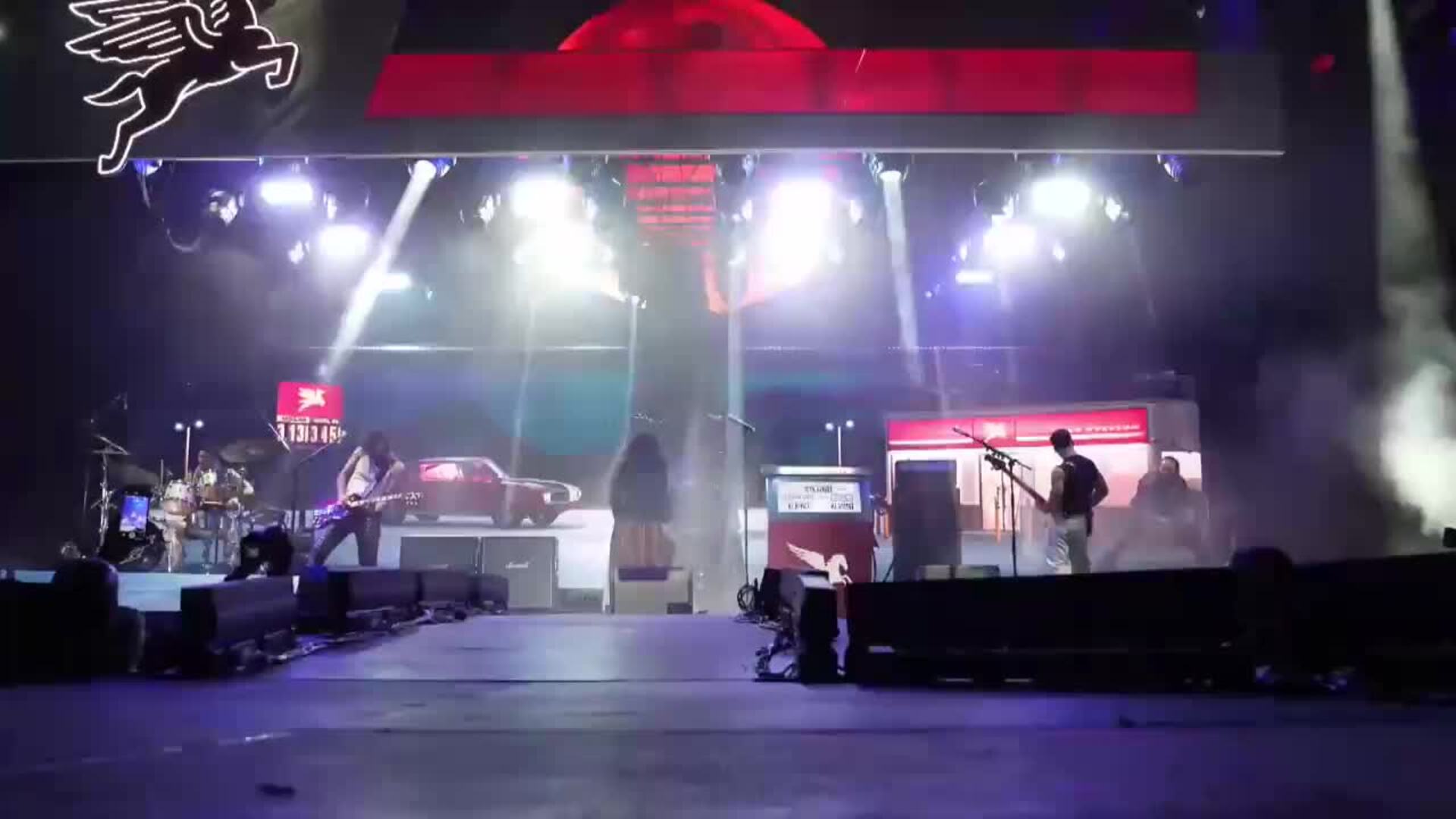 Miles de espectadores participan de la presentación de Arde Bogotá en el festival Sonorama