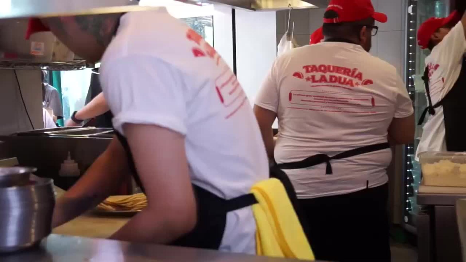 Dua Lipa fusiona su imagen con el taco mexicano para el cierre de ‘Radical Optimism Tour’