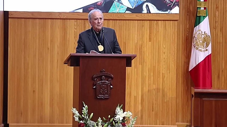 Joan Manuel Serrat recibe en México un doctorado honoris causa