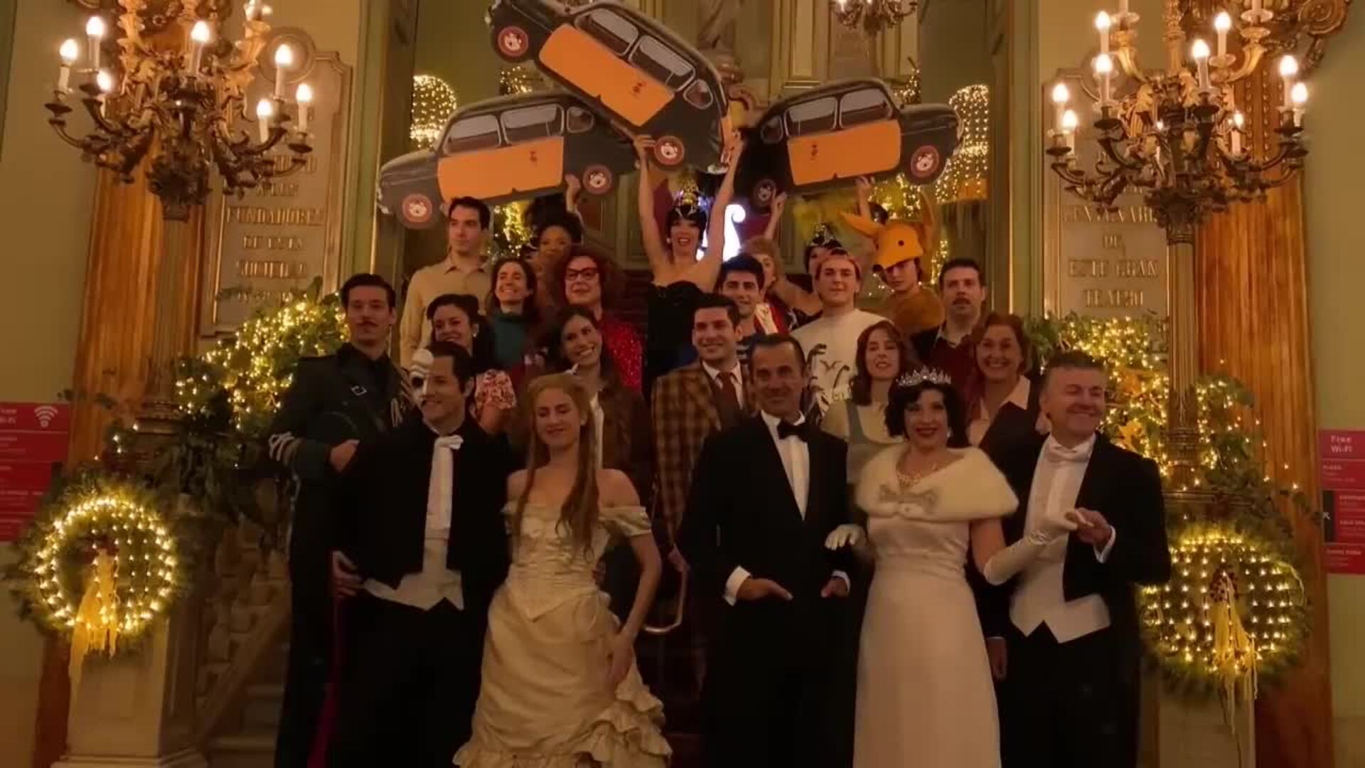 Una veintena de intérpretes de los musicales de Barcelona celebran el inicio de la Navidad
